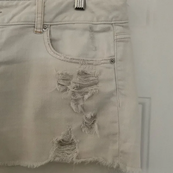 American Eagle Distressed Denim Shorts Size 14 Cream - Picture 6 of 7